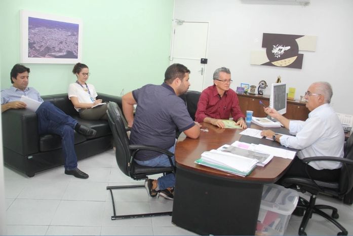 Teófilo discute plano de arborização da área verde com biólogos e secretários
