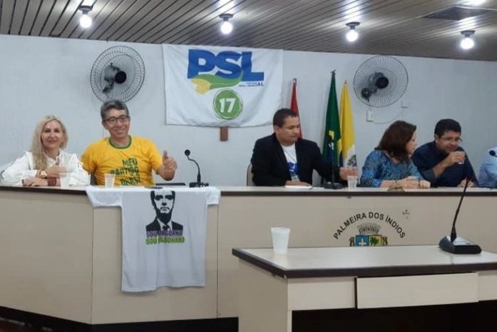 PSL se reúne em Palmeira dos Índios e cobre crucifixo de Cristo com bandeira do partido