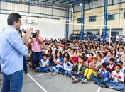 Prefeito entrega quadra e fardamentos para alunos no Village