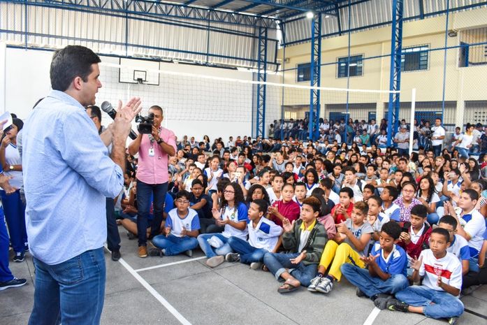 Prefeito entrega quadra e fardamentos para alunos no Village