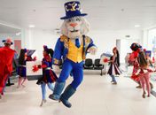 Artistas do Circo Kroner levam alegria e incentivam a doação de sangue no Hemoal
