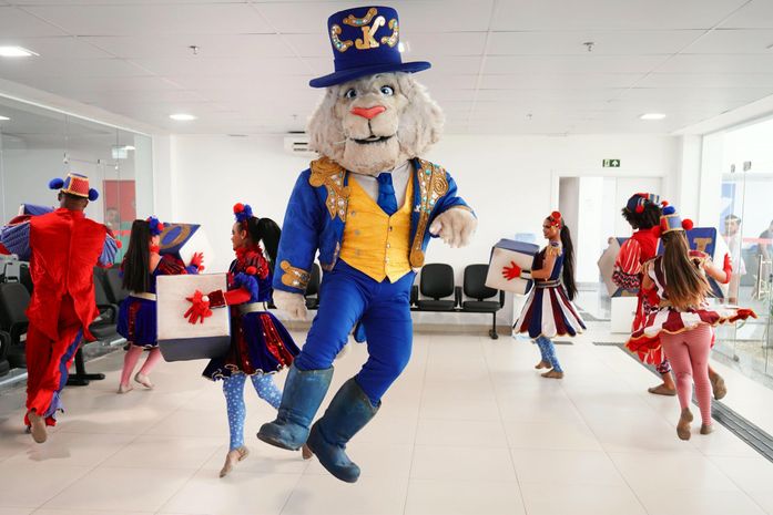 Artistas do Circo Kroner levam alegria e incentivam a doação de sangue no Hemoal