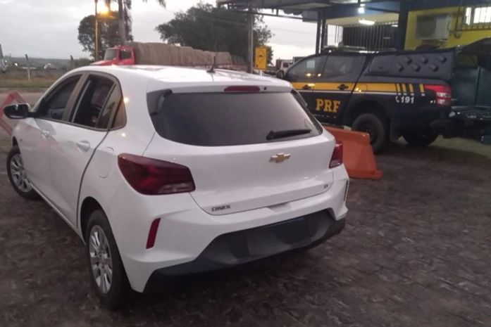 PRF prende foragido da justiça com carro furtado na BR-316