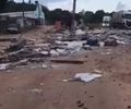 Duas pessoas ficam gravemente feridas após carreta com mármore atingir ponto de ônibus na BR-101