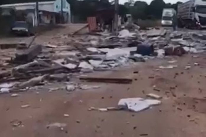 Duas pessoas ficam gravemente feridas após carreta com mármore atingir ponto de ônibus na BR-101
