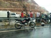Kombi capota e deixa quatro feridos no trevo da Barra de São Miguel 