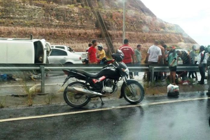 Kombi capota e deixa quatro feridos no trevo da Barra de São Miguel