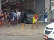 Motorista passa mal, perde controle de veículo e invade loja em Maceió