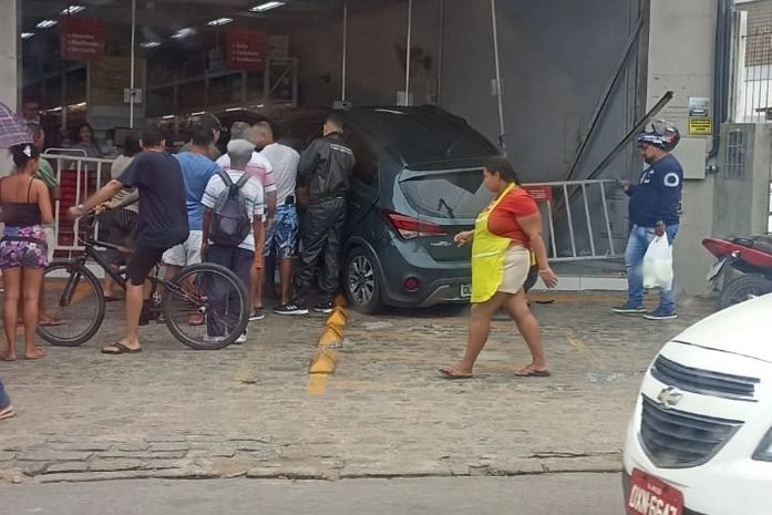 Motorista passa mal, perde controle de veículo e invade loja em Maceió