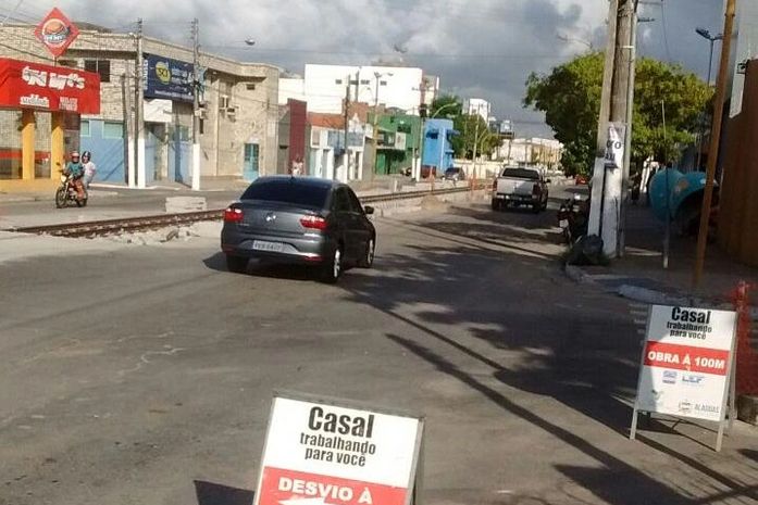 Trânsito ficará interditado, a partir desta segunda, na Rua Buarque de Macedo para realização dos trabalhos de extensão da linha férrea.