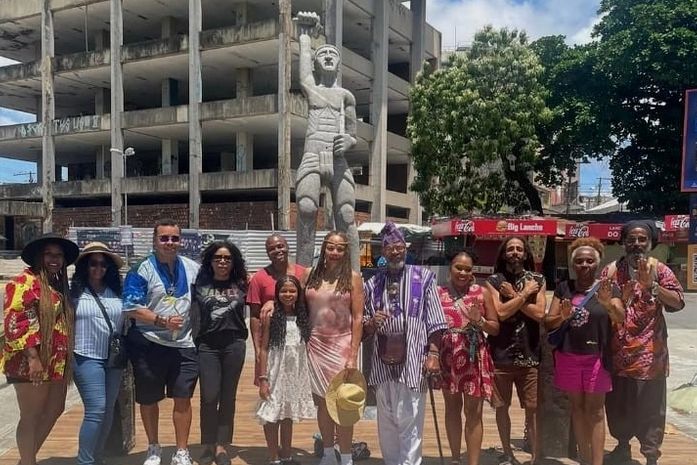 Tá vendo essa foto, João Henrique é da Comitiva Negra Internacional, (EUA e Áfricas), reverenciando a Maceió Negra. Isso é massa, né?