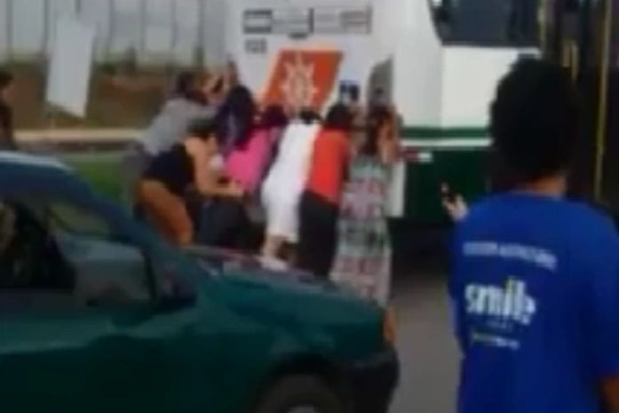 Passageiros de transporte coletivo empurram o veículo em Rio Largo.