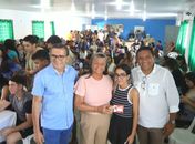 Tia Júlia entrega carteirinhas a estudantes inseridos no programa Caminhos da Universidade