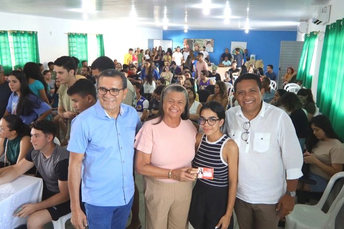 Tia Júlia entrega carteirinhas a estudantes inseridos no programa Caminhos da Universidade