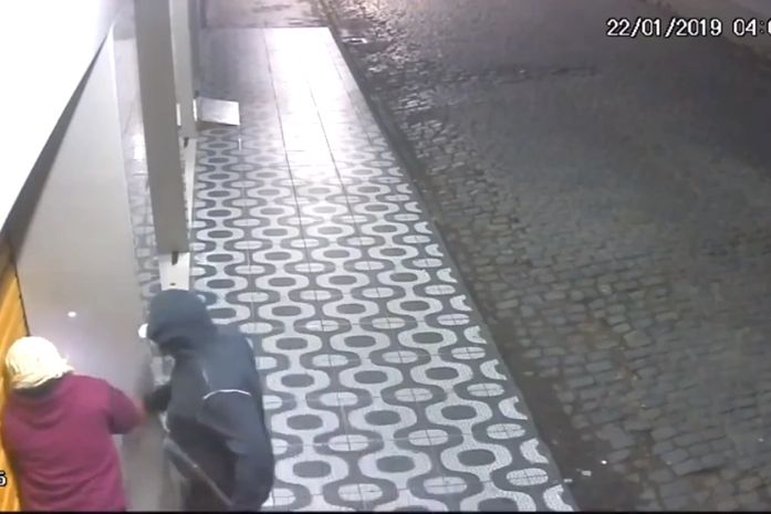 Polícia divulga vídeo de dupla arrombando casas lotéricas em AL e investiga quadrilha