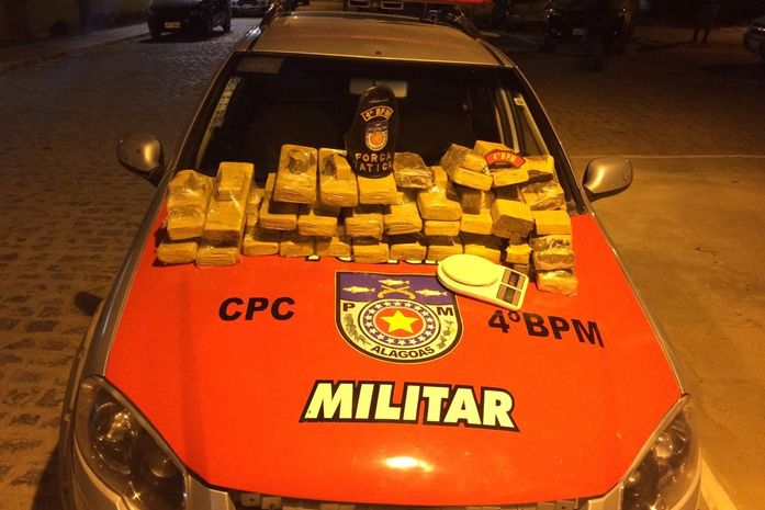 Mais de 50 quilos de maconha são apreendidos escondidos dentro de mata em Maceió