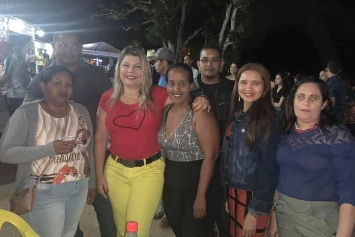 No povoado Olho d’Água do Lima, Conceição Tavares (camisa vermelha) foto postada no Face agradecendo a recepção obtida por lá