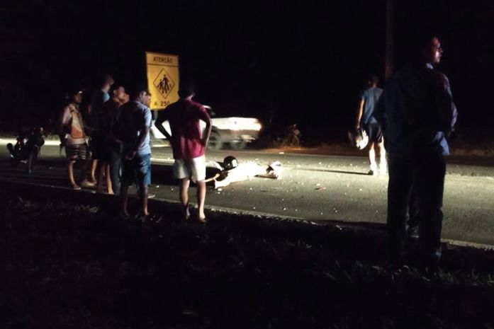 Mulher morre e outra fica ferida em colisão entre moto e animal na BR 104, em Rio Largo