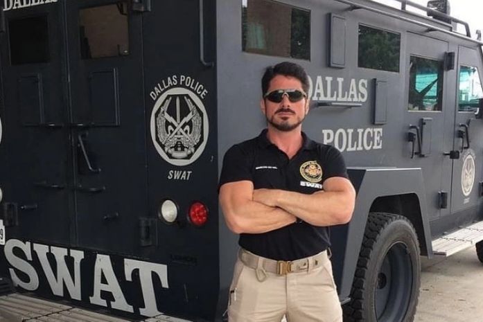 Marcos do Val em traje-fantasia da SWAT