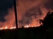 Incêndio atinge área de vegetação no Alto de Ipioca, em Maceió