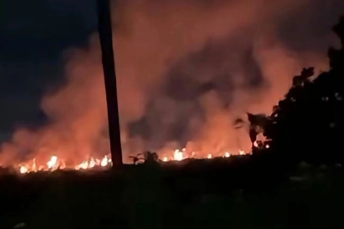 Incêndio atinge área de vegetação no Alto de Ipioca, em Maceió