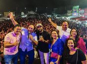 Com microfone na boca, Leandro apresenta atração musical tão esperada no povoado Retiro durante festa religiosa