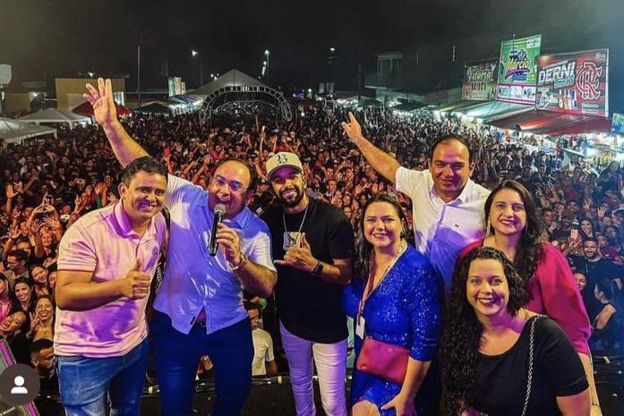 Com microfone na boca, Leandro apresenta atração musical tão esperada no povoado Retiro durante festa religiosa