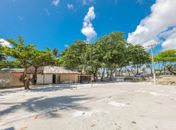 Grupo de jogadores se reúne para pintar quadra reformada pela Prefeitura na orla lagunar