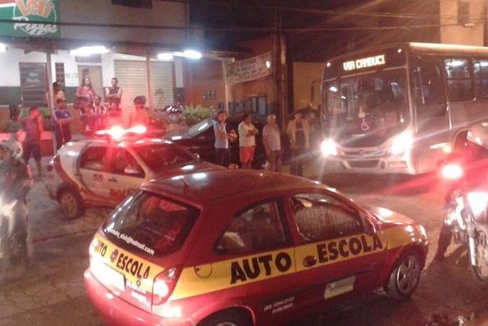 Passageiro é ferido a bala durante assalto a coletivo