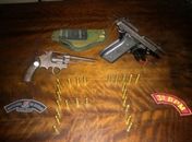 Armas apreendidas com os suspeitos.