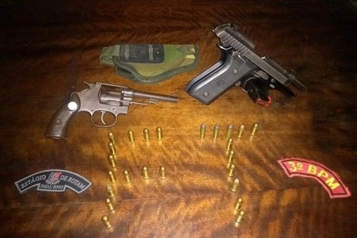 Armas apreendidas com os suspeitos.