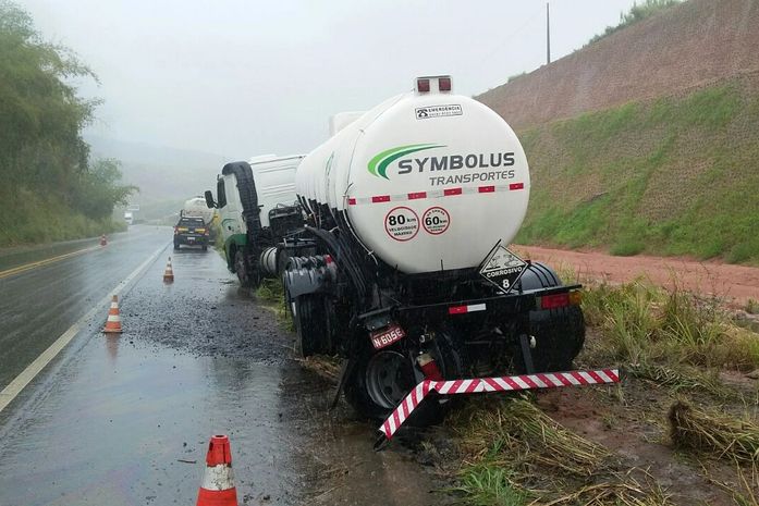 Carretas colidiram na BR-101 em Rio Largo