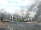 Moradores de comunidade bloqueiam rodovia na BR-104