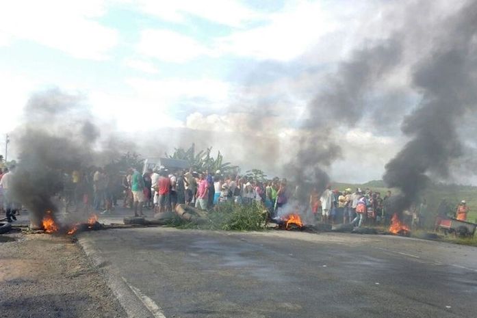 Moradores de comunidade bloqueiam rodovia na BR-104