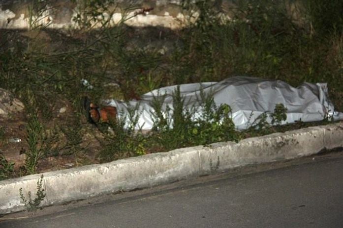 Vítima foi morta a tiros na entrada de conjunto