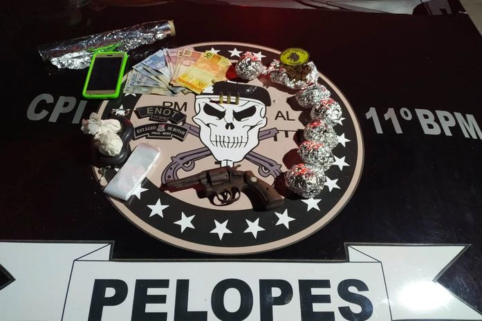 Após usuário indicar onde comprou cocaína, PM apreende drogas e arma dentro de bar