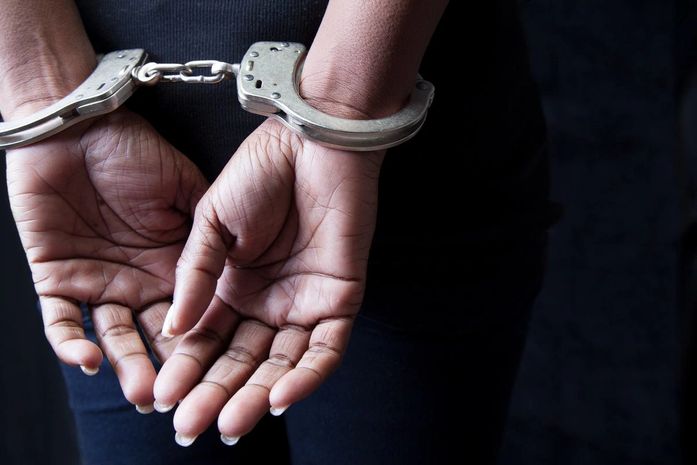 Mulher é presa por matar homem de 27 anos com tiro no tórax; ela alega que o disparo foi acidental