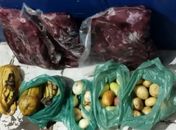 Produtos da merenda escolar encontrados com o vigilante