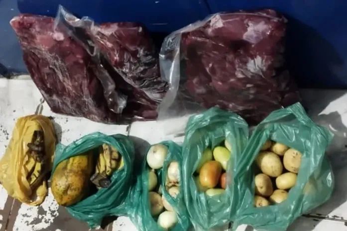 Produtos da merenda escolar encontrados com o vigilante