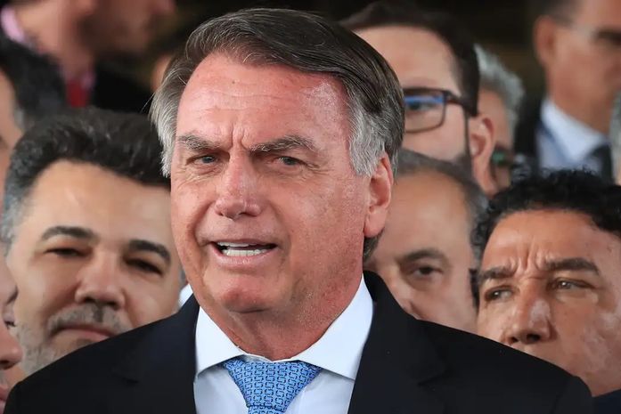 Defesa de Bolsonaro diz que foi surpreendida com prisão domiciliar