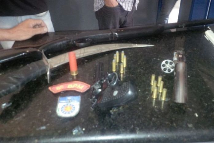 Armas apreendidas com suspeitos de cometer homicídio em Rio Largo