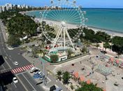 Estrutura da roda-gigante que será instalada na Pajuçara chega a Maceió