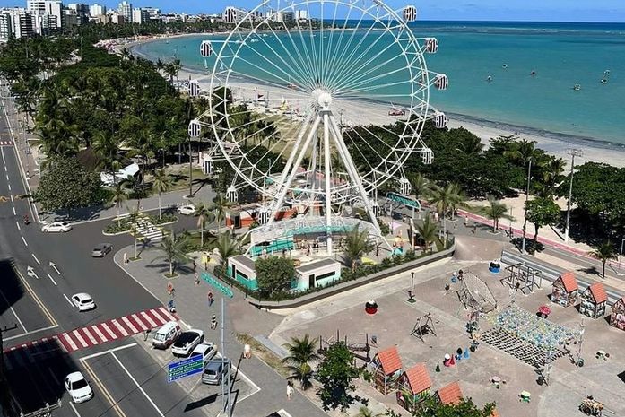 Estrutura da roda-gigante que será instalada na Pajuçara chega a Maceió