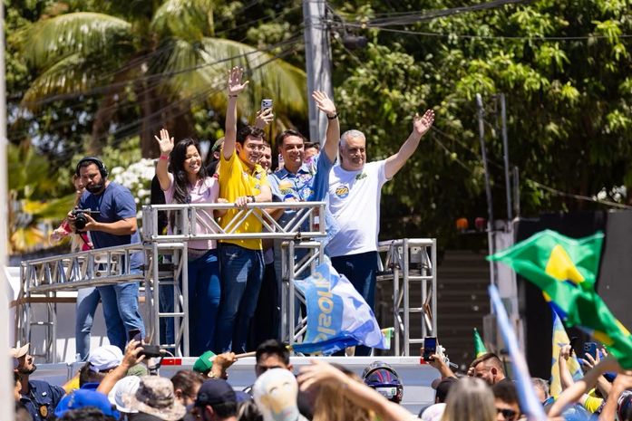 Alfredo Gaspar e Flávio Bolsonaro são recebidos por multidão em Juazeiro do Norte e reforçam compromisso com o Nordeste