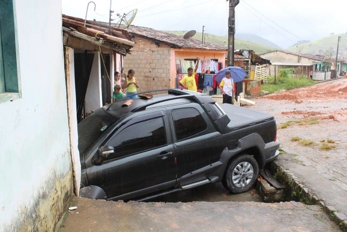 Carro desgovernado invade residência em Joaquim Gomes