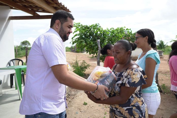 Prefeito conclui entrega de 6 mil cestas básicas para famílias em situação de vulnerabilidade social