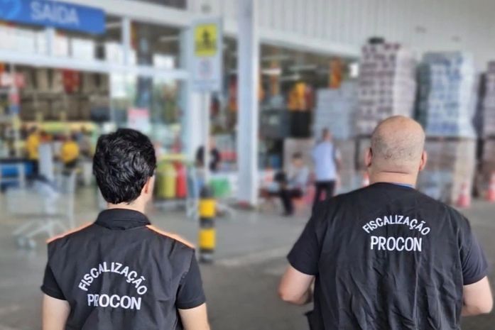 Supermercado é notificado após cliente ser atingida por palete de água sanitária em Maceió