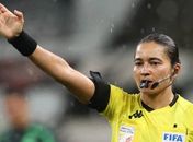 Edina Alves Batista apita ASA x Atlético GO