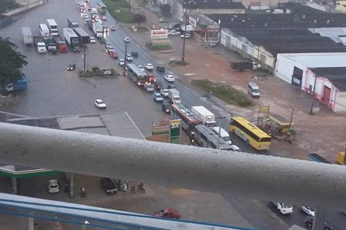 Acidente deixa o trânsito lento na Avenida Menino Marcelo