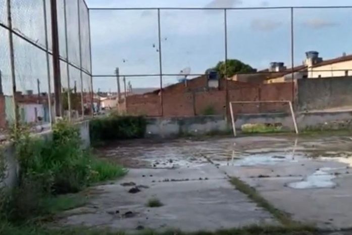 Moradores do Jardim das Paineiras reclamam de falta de estrutura da quadra no conjunto, em Arapiraca